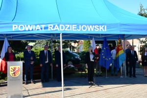 Sekretarz powiatu przemawia do zebranych gości