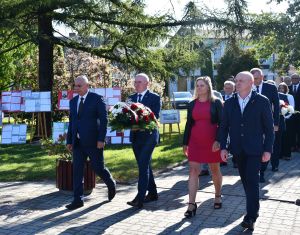 Delegacja powiatu z kwiatami