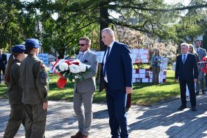 Delegacja miasta z kwiatami