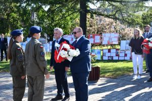 Delegacja z kwiatami