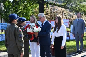 Delegacja z kwiatami