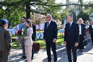 Delegacja z kwiatami