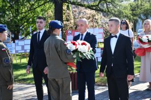 Delegacja z kwiatami