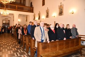 Przedstawiciele Powiatu Radziejowskiego w kościele