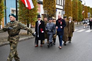 Przemarsz uczestników uroczystości z kościoła na rynek