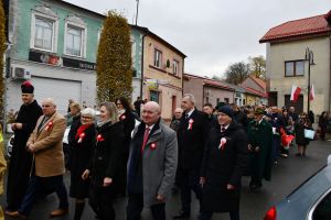 Przemarsz uczestników uroczystości z kościoła na rynek