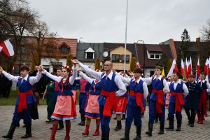 Taniec Polonez w wykonaniu szkolnej młodzieży