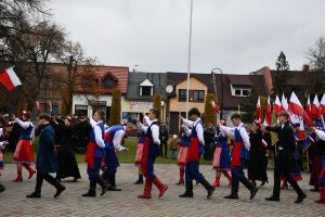 Przemarsz uczestników uroczystości z kościoła na rynek