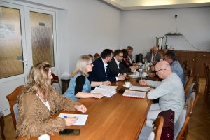 Członkowie zebrania siedzą przy stole