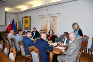 Członkowie zebrania siedzą przy stole