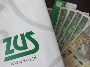 Logo ZUS-u i gotówka