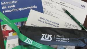 Wniosek, informator, długopis i gadżety z logo ZUS