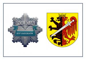 Po lewej odznaka policyjna, po prawej żółty herb z czarno-czerwonym dwugłowym gryfem