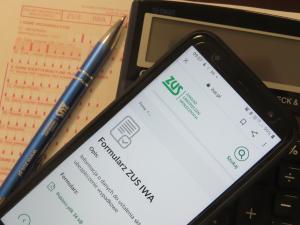 Formularz ZUS IWA wyświetlony na ekranie telefonu