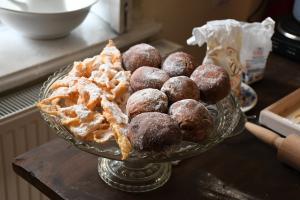 Paczki i chruściki na paterze