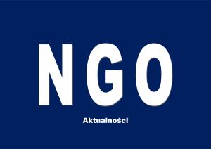 Napis "NGO Aktualności" na niebieskim tle
