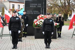 Warta uczniów przy pomniku Chwały Oręża Polskiego