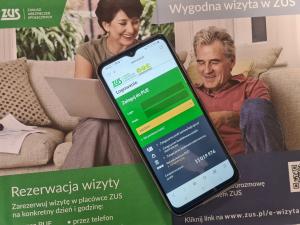 Smartfon z otwartą stroną: PUE ZUS