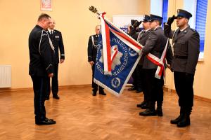 Mł. insp. Tomasz Pacholski żegna się ze sztandarem Komendy Powiatowej Policji w Radziejowie