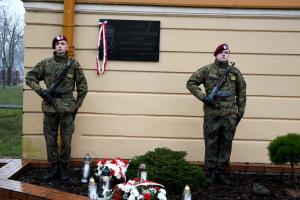 Pamiątkowa tablica ku czci Antoniego Iglewskiego, przy niej dwóch żołnierzy na warcie